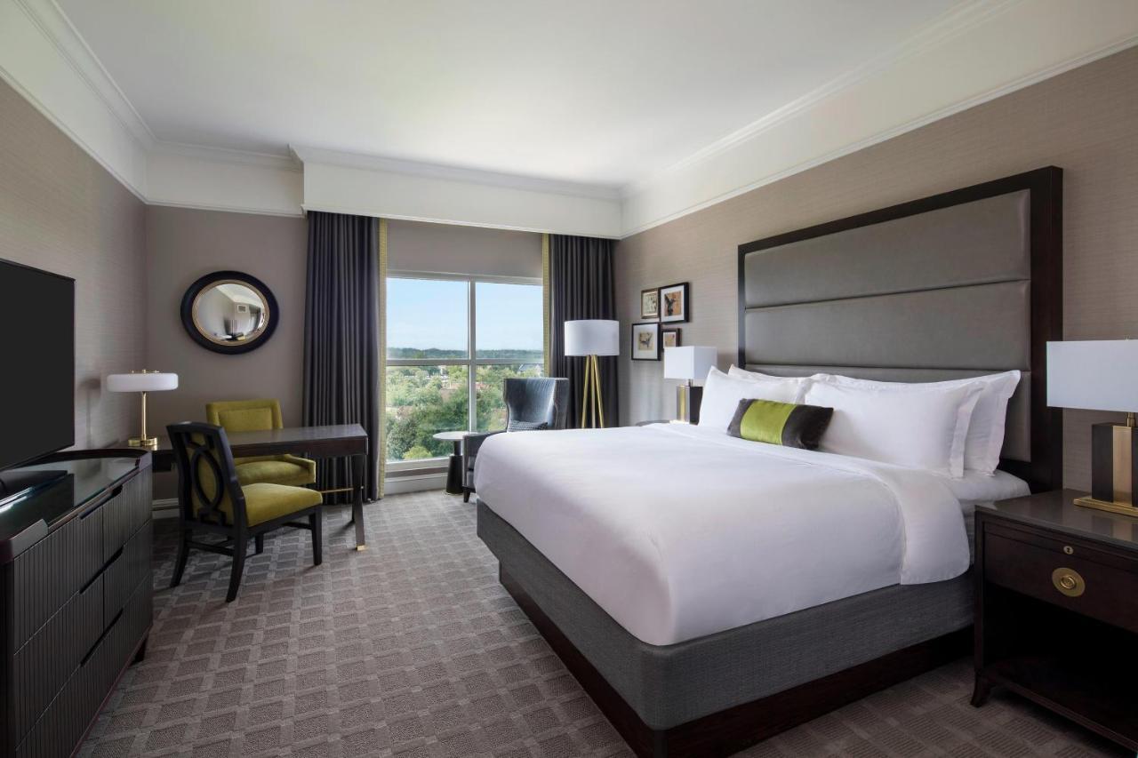 Deluxe Guest room 1 King,1356343862:JPEG