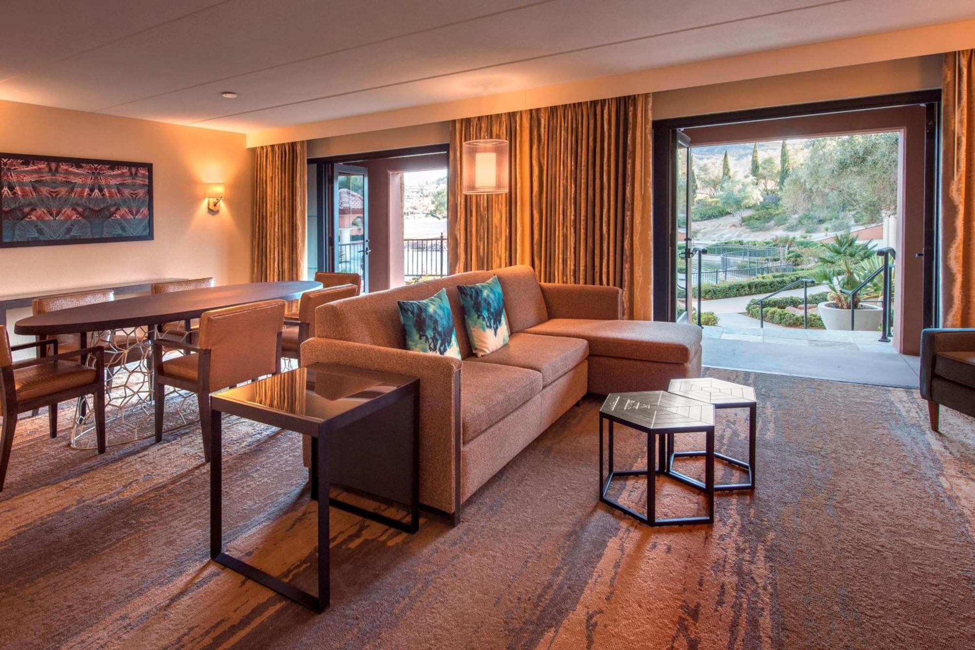 Hospitality, Parlor, Sofa bed, Lake view