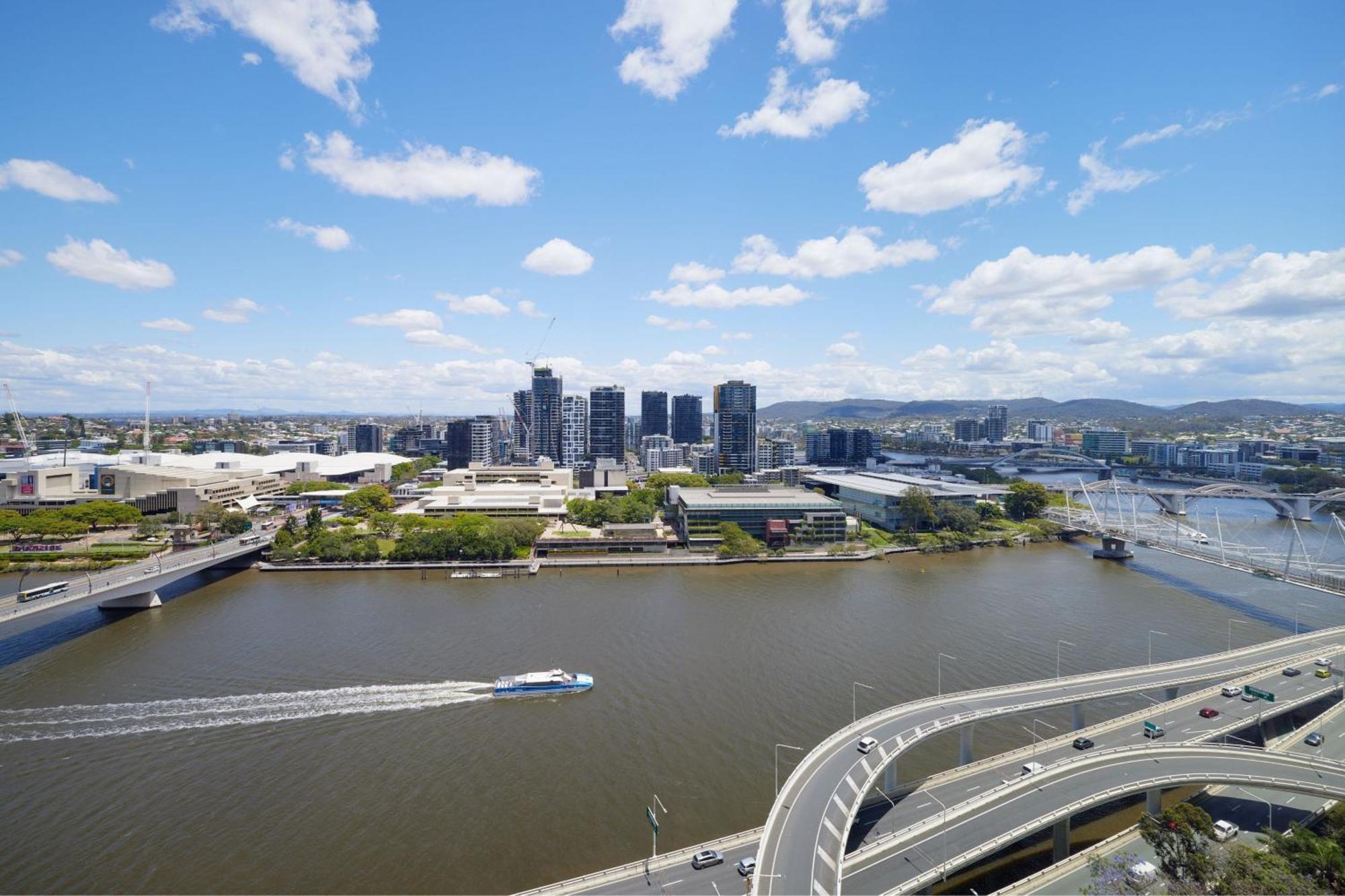 One-Bedroom King Suite with River View and High Floor – Penthouse 2
