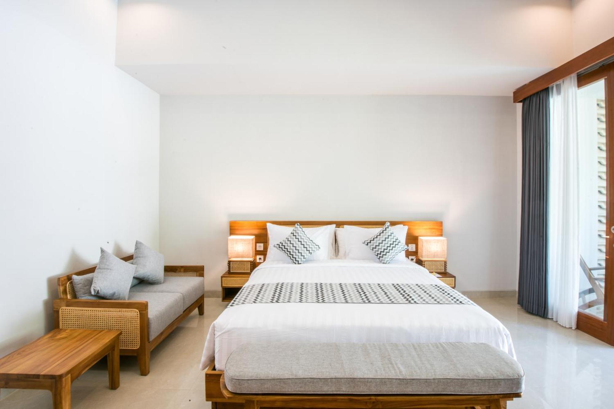 Premier Room with Bathtub and Pool View