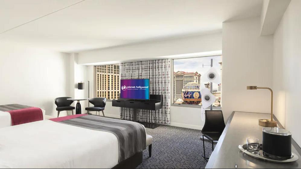 Ultra Panorama Suite 1 King Bed + 2 Queen Bedroom, Strip View