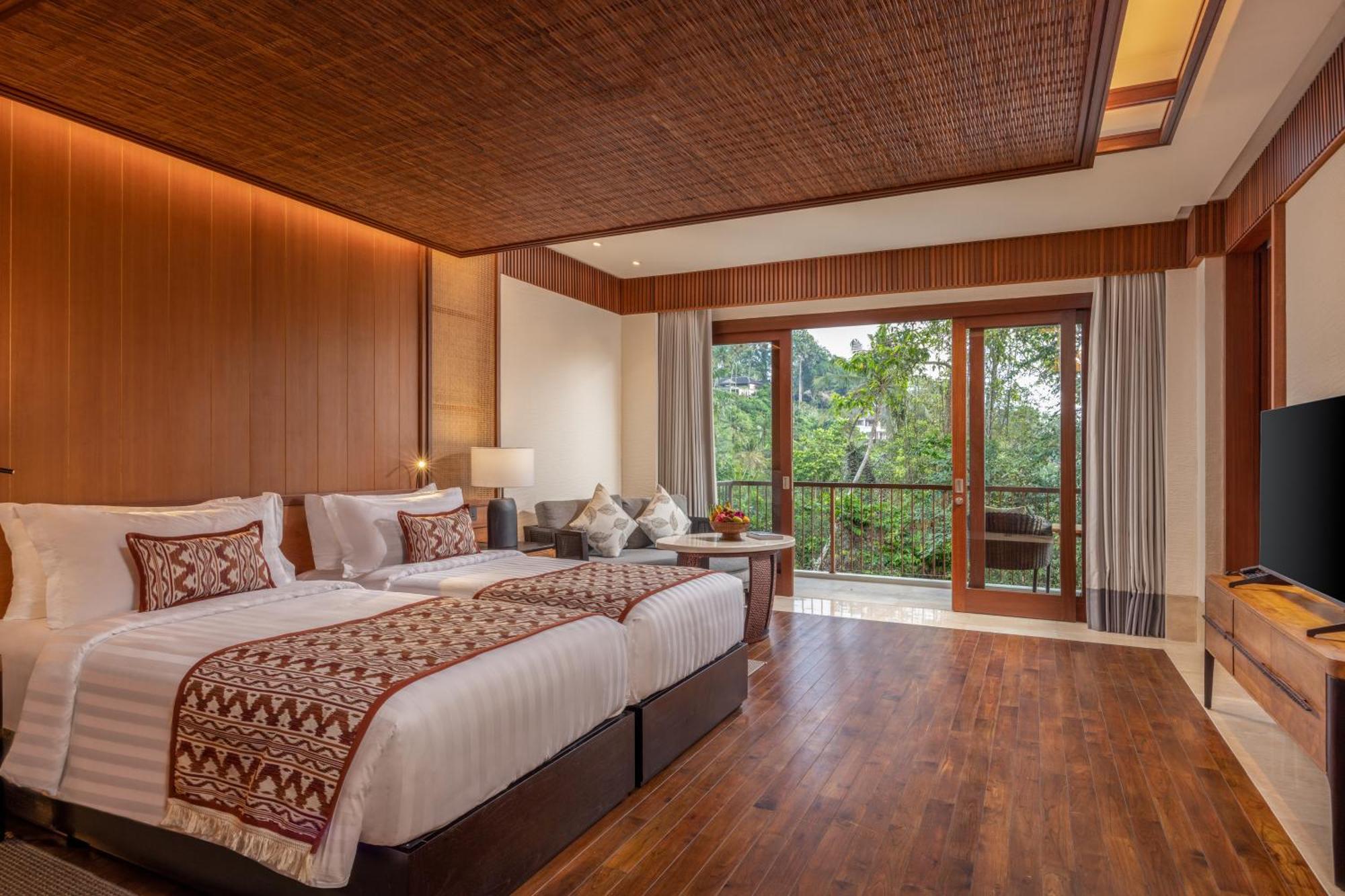 Spacious Deluxe Suite with Bathtub, Balcony, Garden View and Free Welcome Fruit