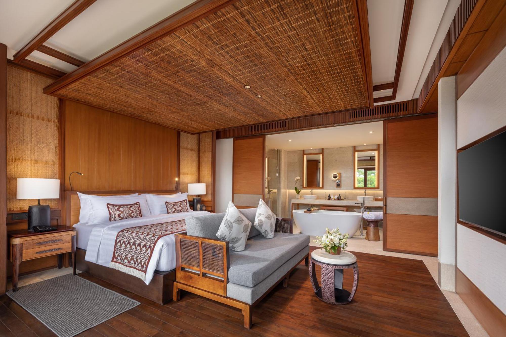 Spacious King Suite Room with Bathtub, Balcony, Garden View and Free Welcome Fruit