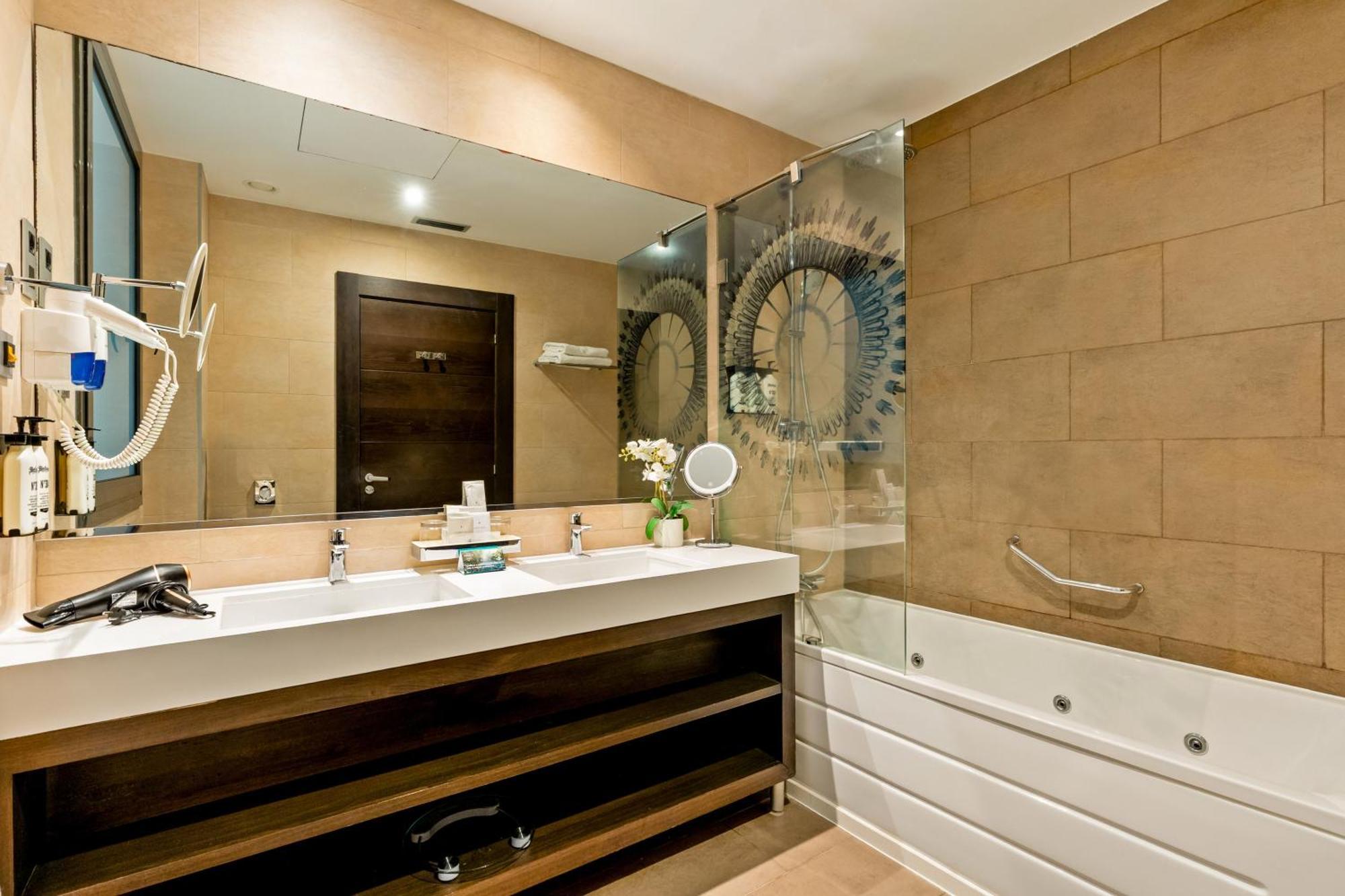 Executive Queen Room - Non-Smoking