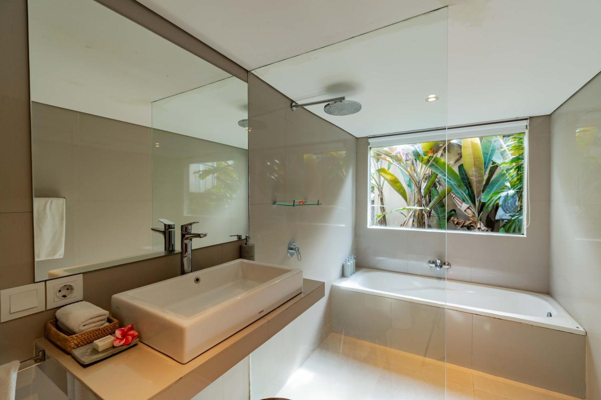 Standard Room with Bathtub
