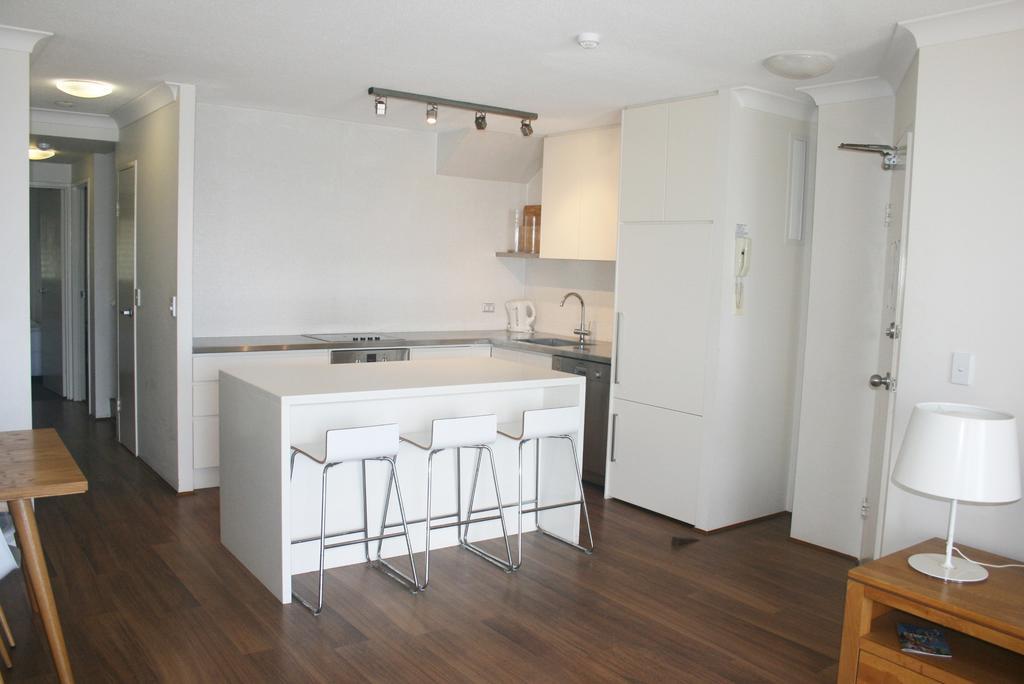 Deluxe Three-Bedroom Apartment,253445641:JPEG