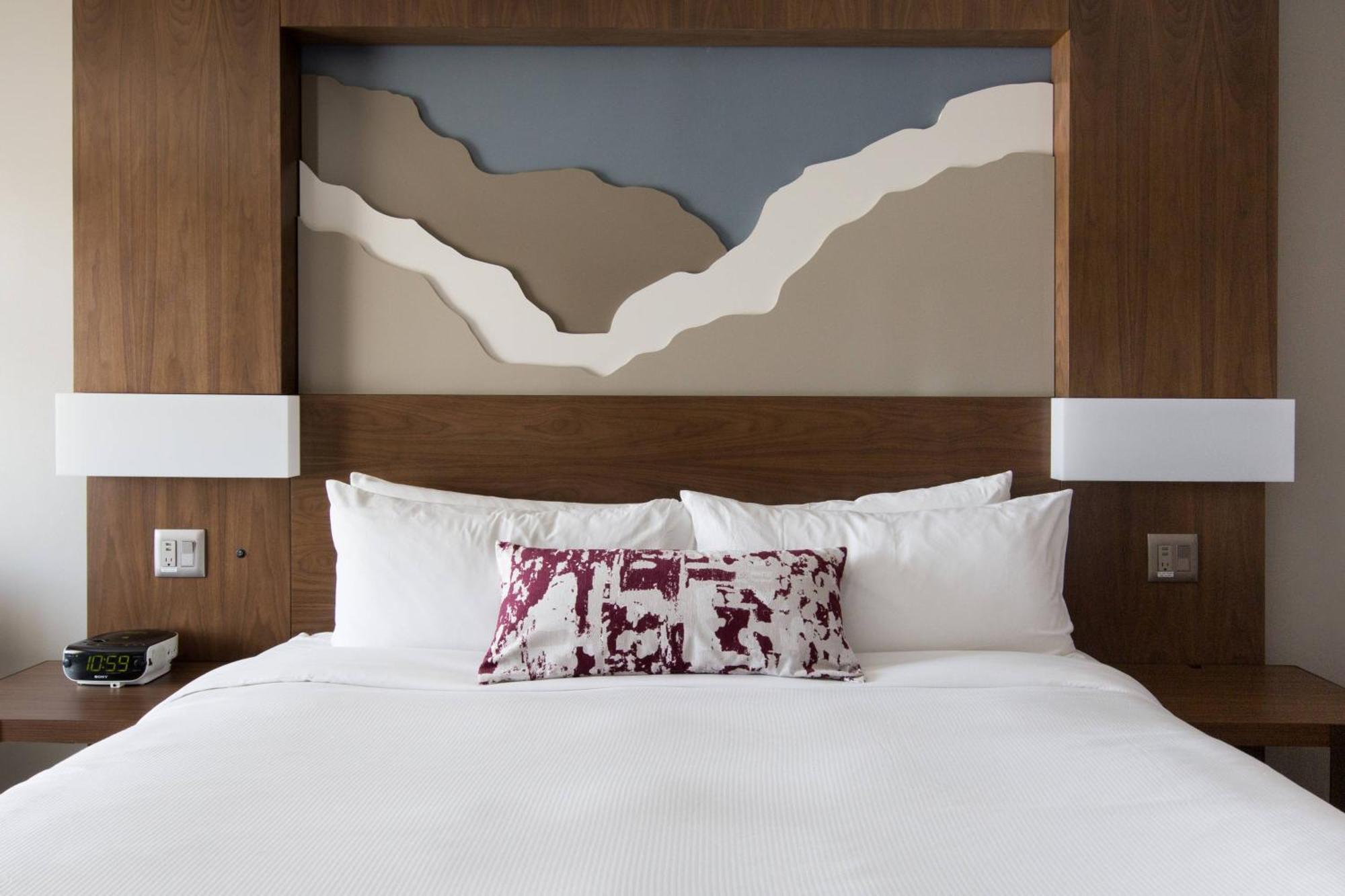 Guest room, 1 King, Garden view
