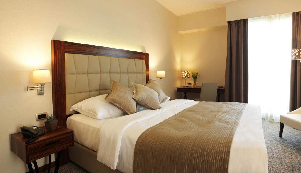 Executive Suite with Balcony and Side Sea View
