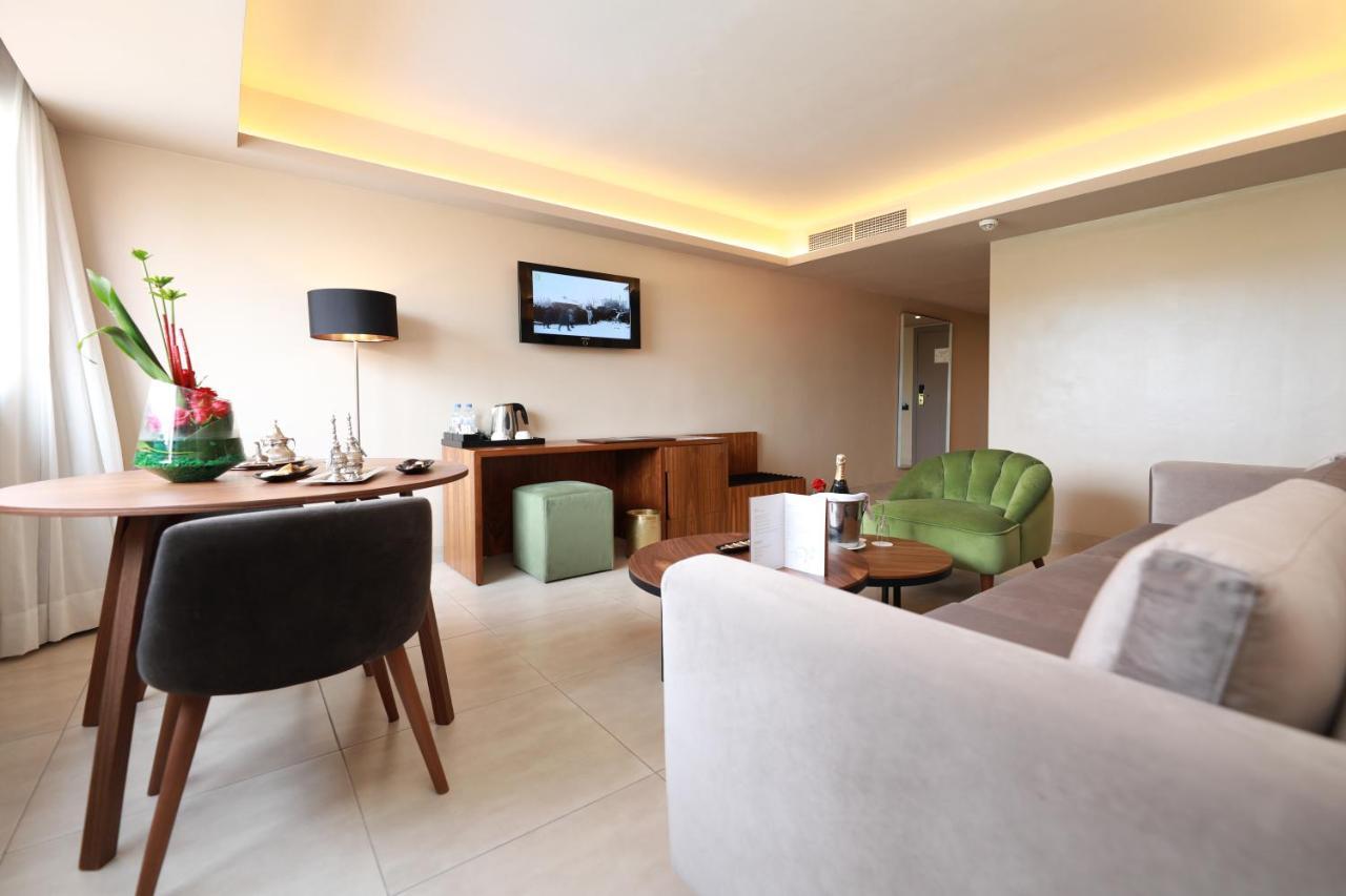 Junior Suite, King Size Bed, Pool View