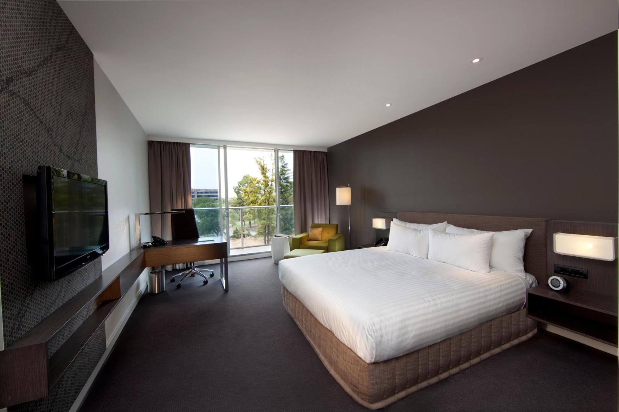Deluxe Executive King Room with Park View and Balcony & Executive Lounge Access