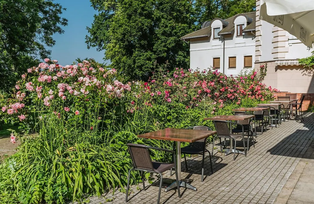 Dwor Kombornia Hotel&Spa-1