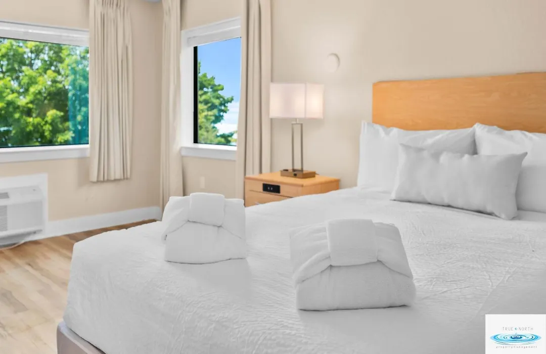 Gold Coast Inn - At The Bay In Traverse City-1