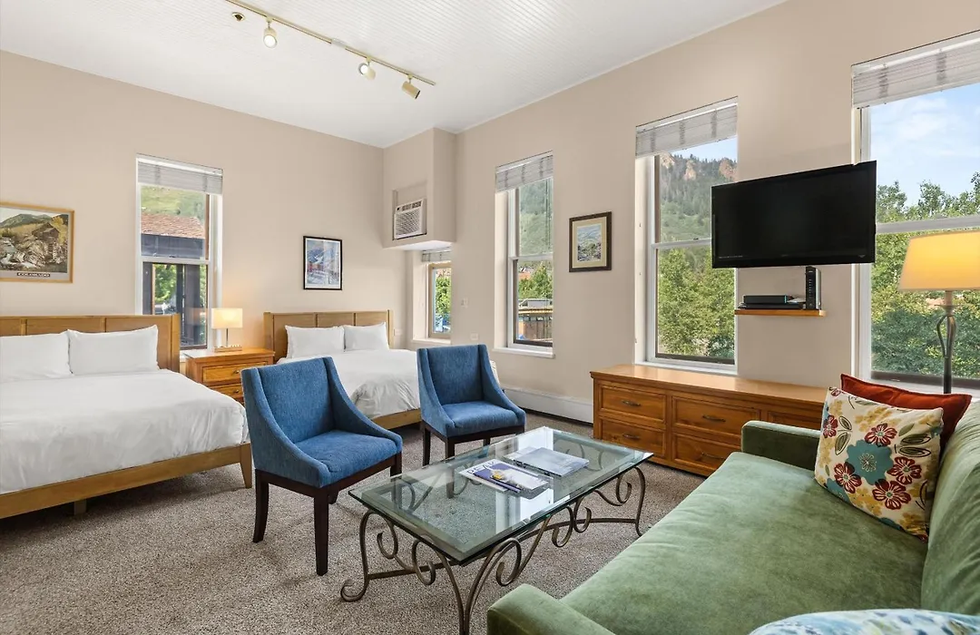 Independence Square 213, Spacious Hotel Room With 2 Queen Beds, Wet Bar, And Sitting Area-1