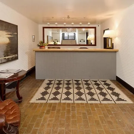 Independence Square 213, Spacious Hotel Room With 2 Queen Beds, Wet Bar, And Sitting Area-2