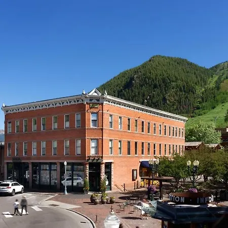 Independence Square 213, Spacious Hotel Room With 2 Queen Beds, Wet Bar, And Sitting Area-3