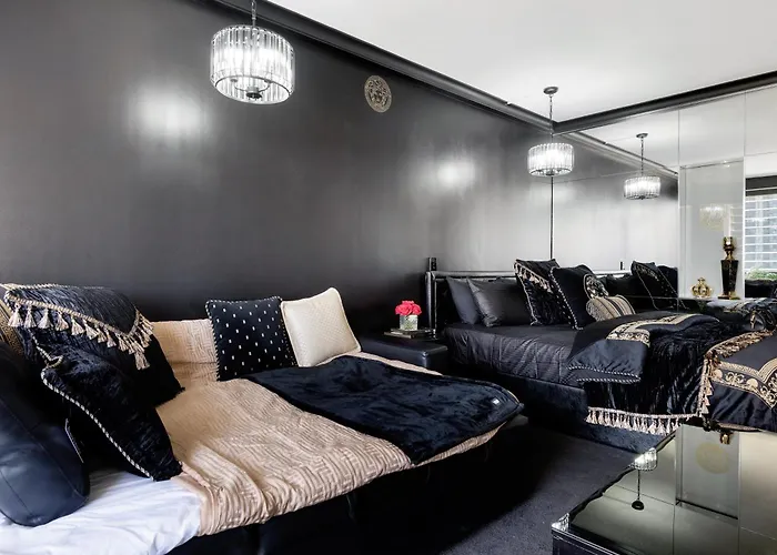 Versace Themed Hotel Room In Prime Location Gold Coast