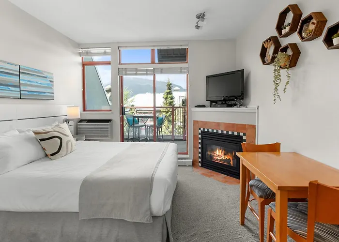 Alpenglow Lodge By Mva Whistler